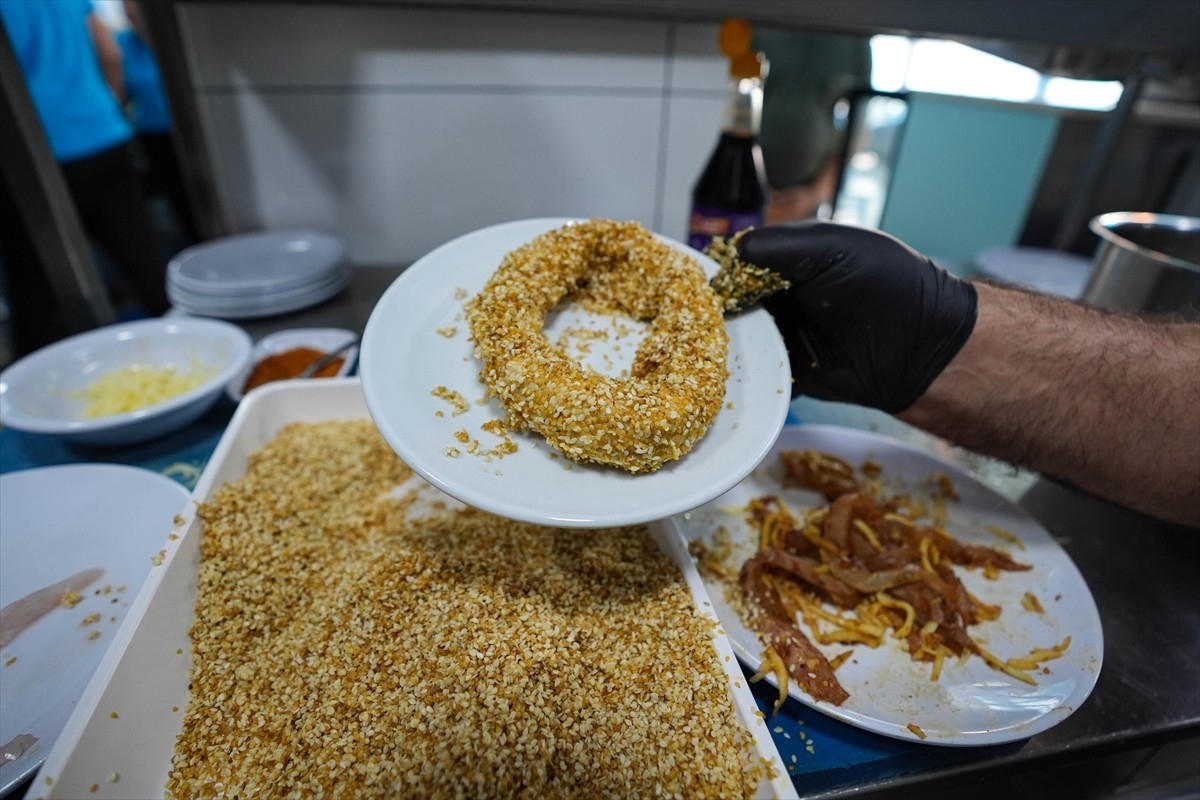 İzmir'de bir balık restoranı, kentte "gevrek" olarak tabir edilen simitten esinlenip levrek...
