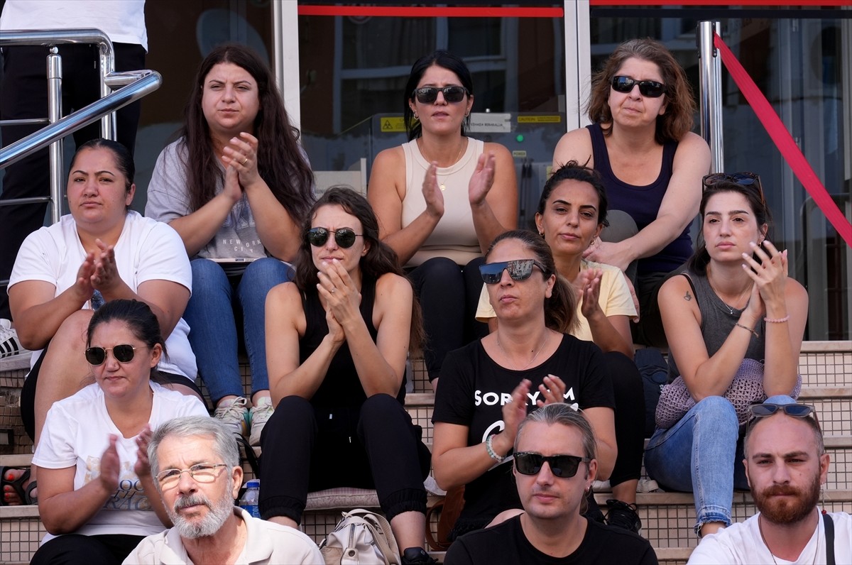 İzmir'de Çiğli Belediyesi'nde 10 Haziran'da işten çıkarılan 127 işçinin belediye önündeki eylemi...