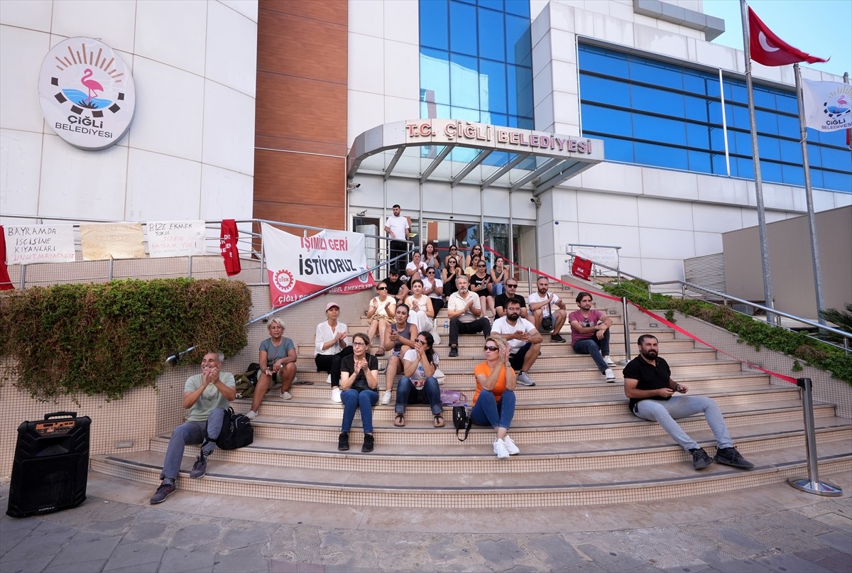 İzmir'de Çiğli Belediyesi'nde 10 Haziran'da işten çıkarılan 127 işçinin belediye önündeki eylemi...