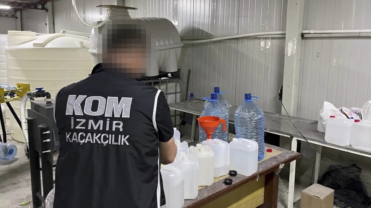İzmir'de, kaçak 18 bin 700 litre etil alkol ile sahte içki imalatında kullanılan malzemeler ele...