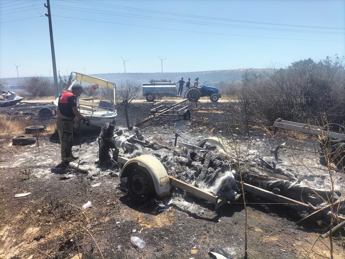 İzmir'in Çeşme ilçesinde makilik ve otluk alanda çıkan yangına havadan ve karadan müdahale...