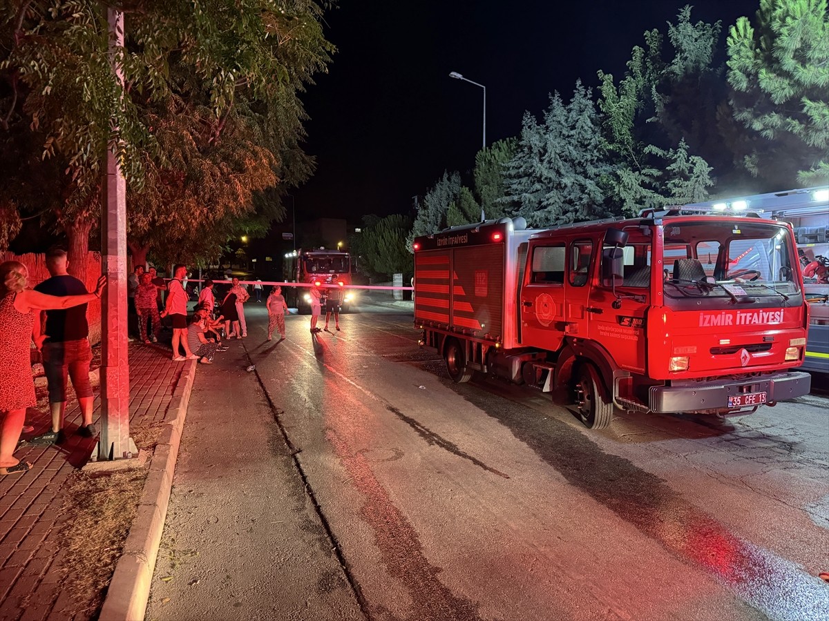 İzmir'in Karşıyaka ilçesindeki apartman dairesinde çıkan yangın itfaiye ekiplerinin müdahalesiyle...