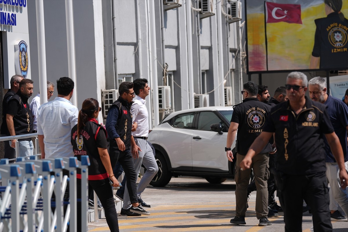 İzmir'in Konak ilçesinde sağanaktan korunmaya çalışırken elektrik akımına kapılan 2 kişinin...