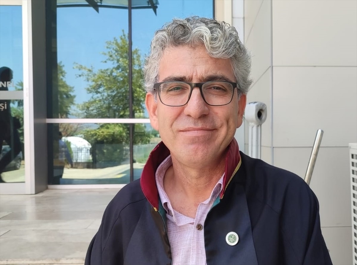 İzmir'in Ödemiş ilçesinde okul müdürü Ayhan Kökmen'in iki öğrenci tarafından makamında pompalı...