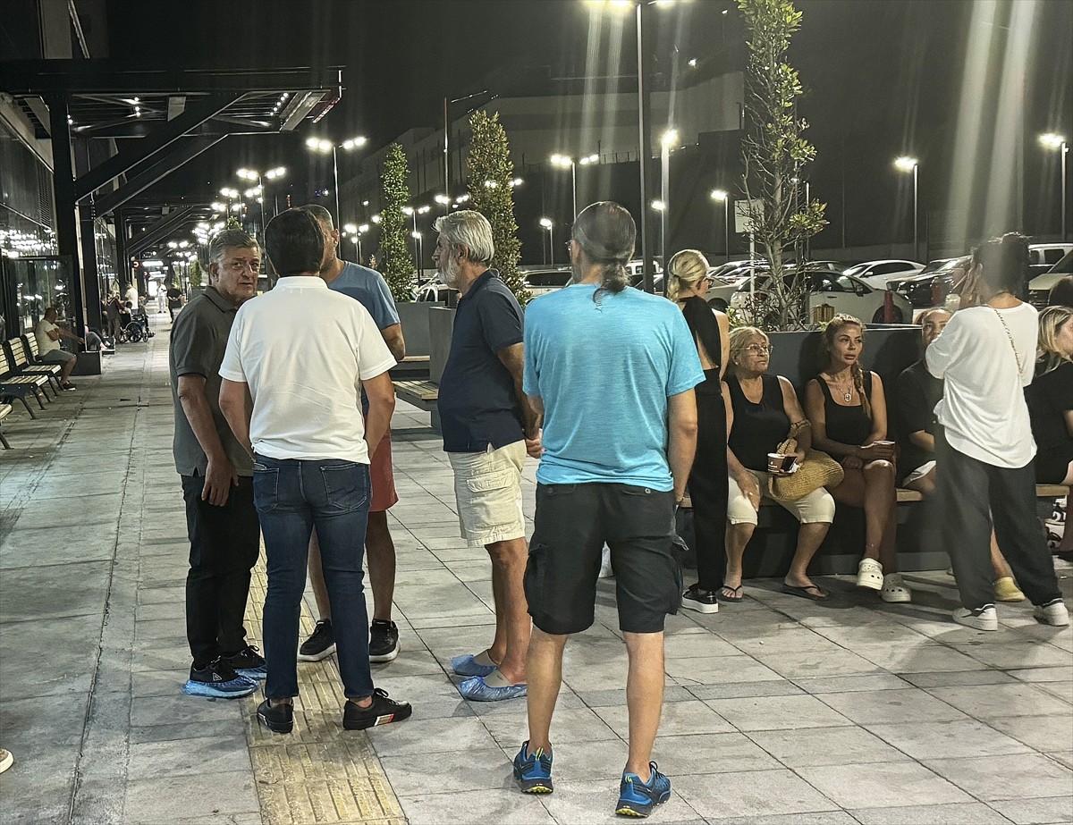 İzmir'in Seferihisar ilçesinde teknede meydana gelen patlamada 6 kişi yaralandı. Teknede bulunan...