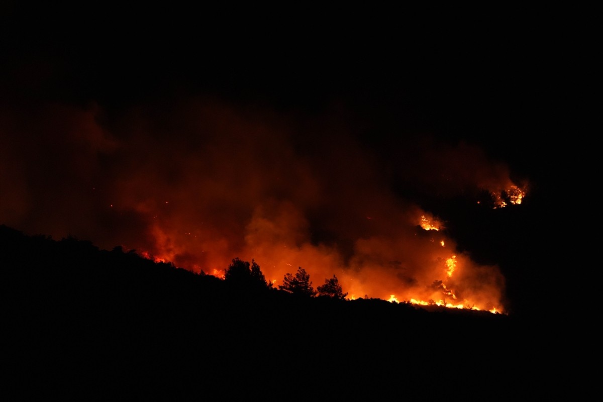 İzmir'in Urla ilçesinde çıkan orman yangınına havadan ve karadan müdahale edildi. Orman Genel...