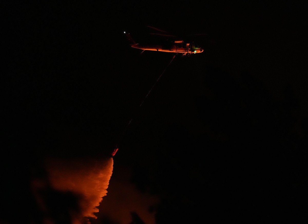 İzmir'in Urla ilçesinde çıkan orman yangınına havadan ve karadan müdahale edildi. Orman Genel...