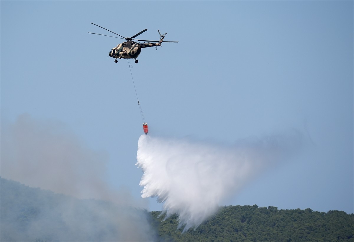 İzmir'in Urla ilçesinde çıkan orman yangınına havadan ve karadan müdahale ediliyor. 