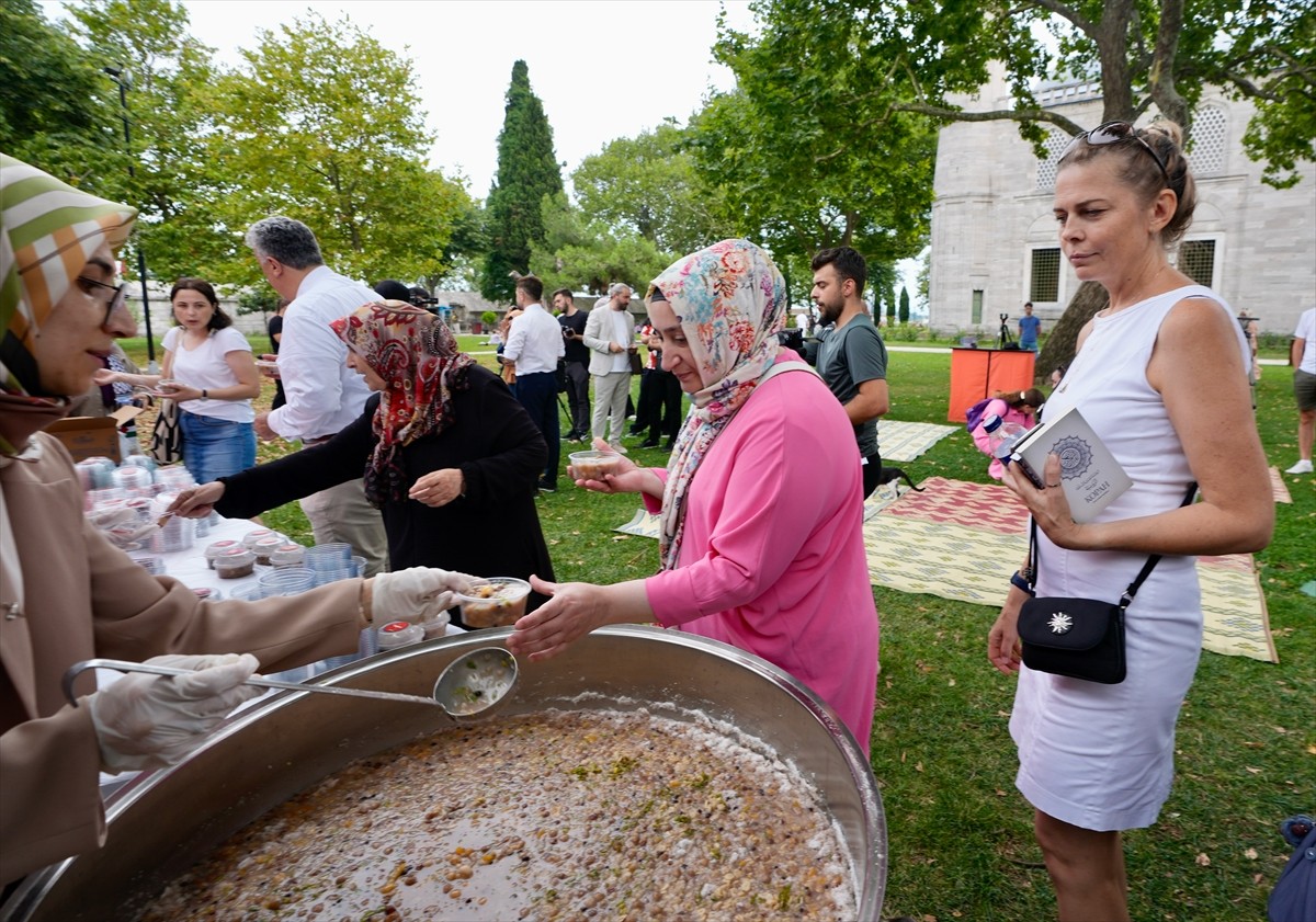 Kadın ve Demokrasi Vakfının (KADEM) gençlik oluşumu Genç KADEM tarafından Süleymaniye Camisi'nin...