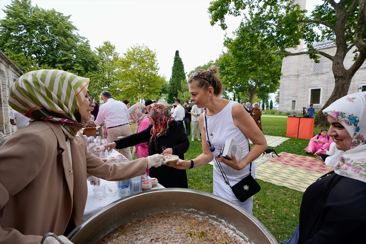 Kadın ve Demokrasi Vakfının (KADEM) gençlik oluşumu Genç KADEM tarafından Süleymaniye Camisi'nin...