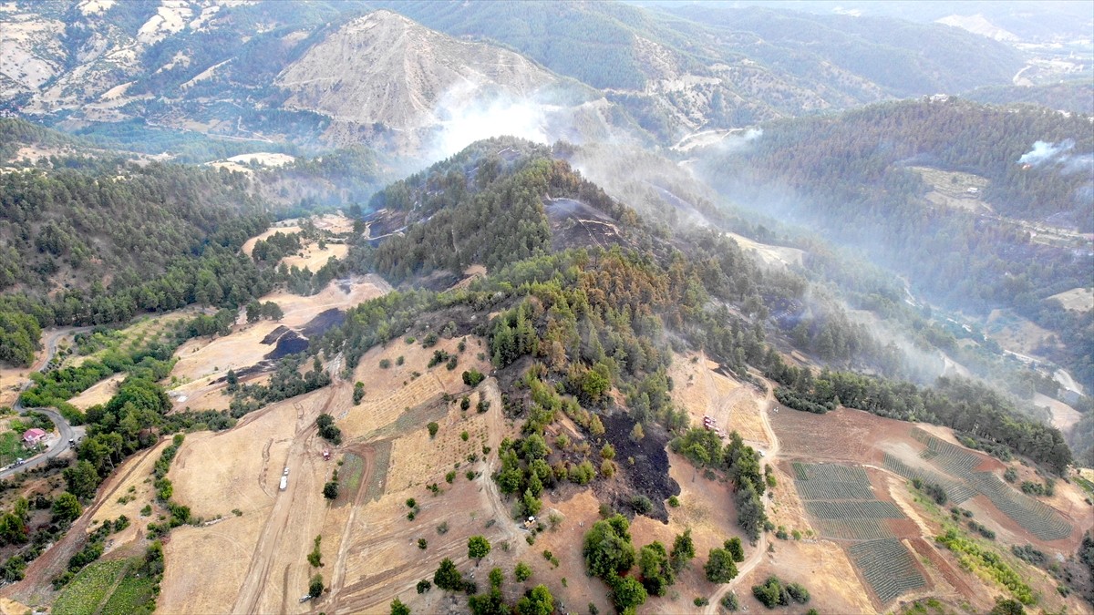 Kahramanmaraş'ın Onikişubat ilçesinde çıkan orman yangını, havadan ve karadan müdahaleyle kontrol...