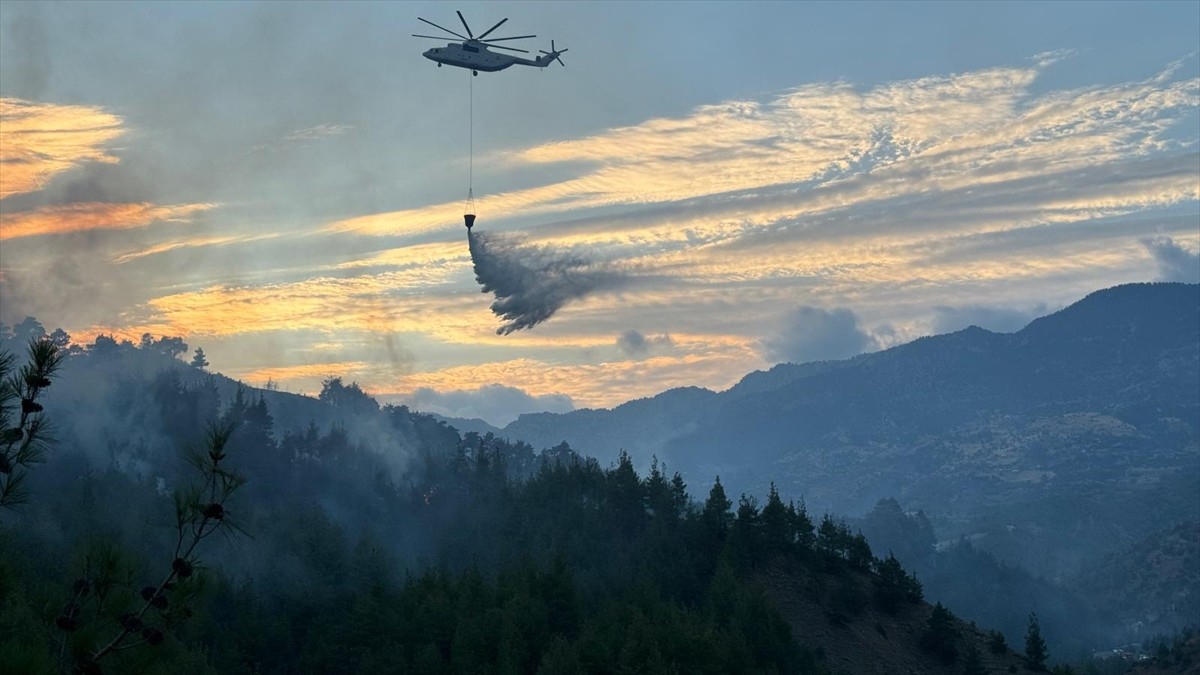 Kahramanmaraş'ın Onikişubat ilçesinde çıkan orman yangınına ekiplerce havadan ve karadan müdahale...