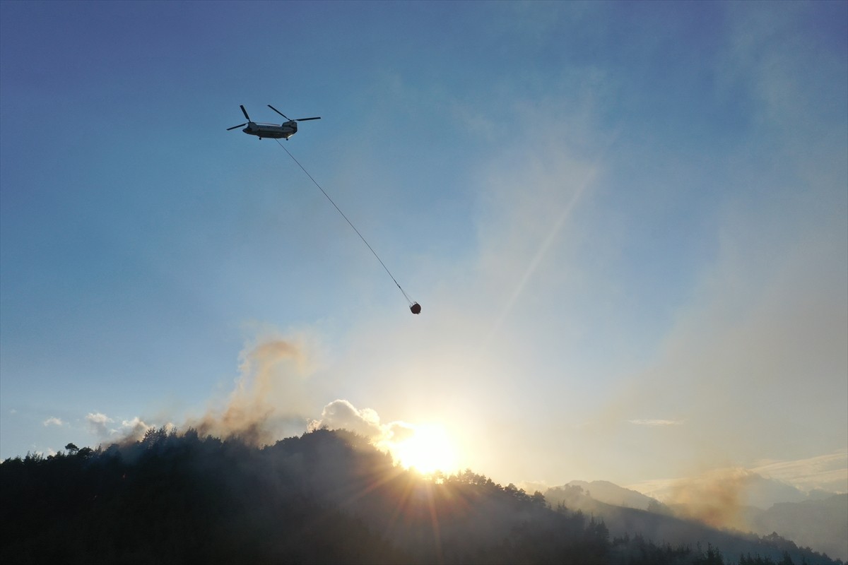 Kahramanmaraş'ın Onikişubat ilçesinde çıkan orman yangınına ekiplerce havadan ve karadan müdahale...