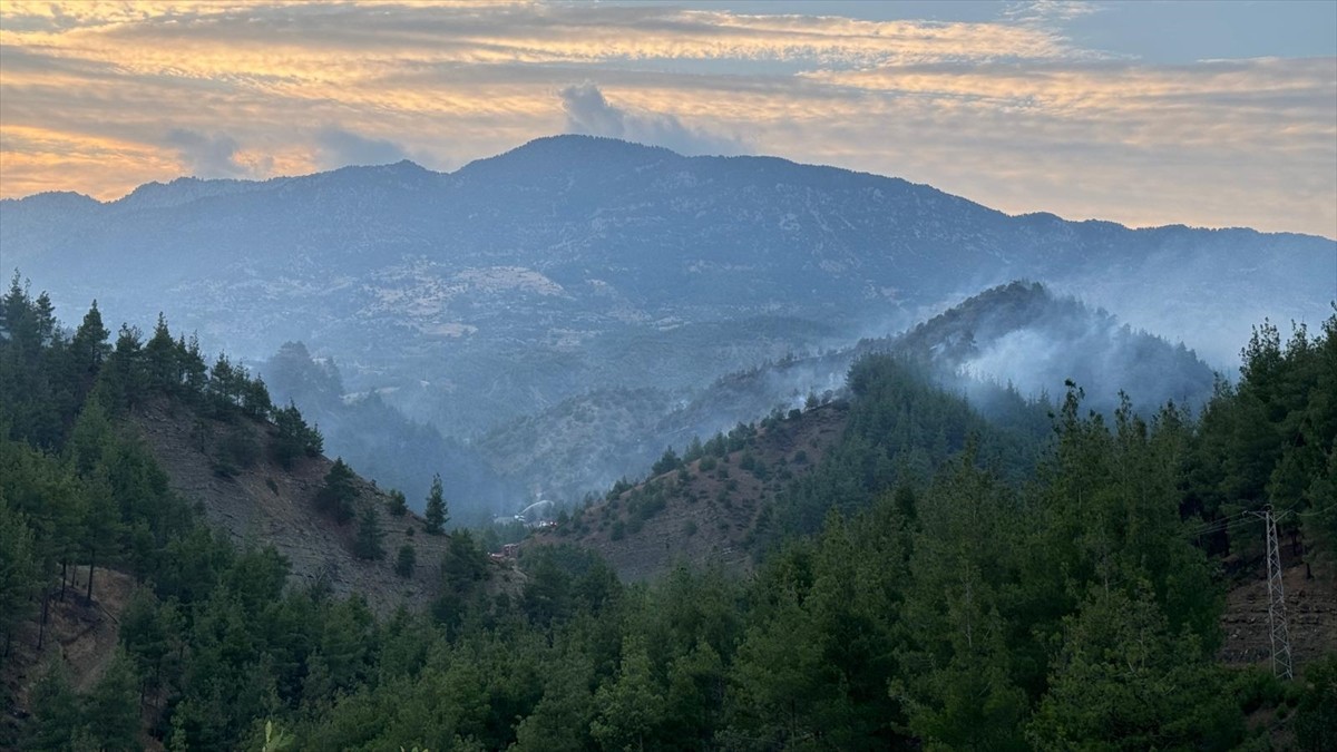Kahramanmaraş'ın Onikişubat ilçesinde çıkan orman yangınına ekiplerce havadan ve karadan müdahale...