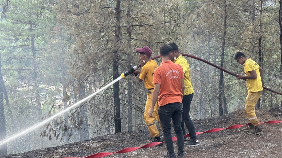 Kahramanmaraş'ın Onikişubat ilçesinde çıkan orman yangınına havadan ve karadan müdahale...