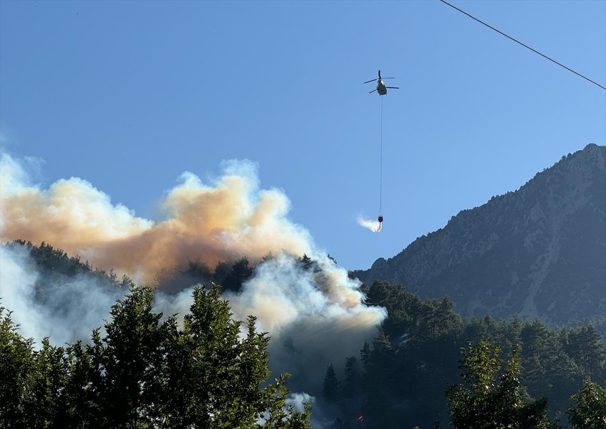 Kahramanmaraş'ın Onikişubat ilçesinde çıkan orman yangınına  Orman Bölge Müdürlüğü ekiplerince...