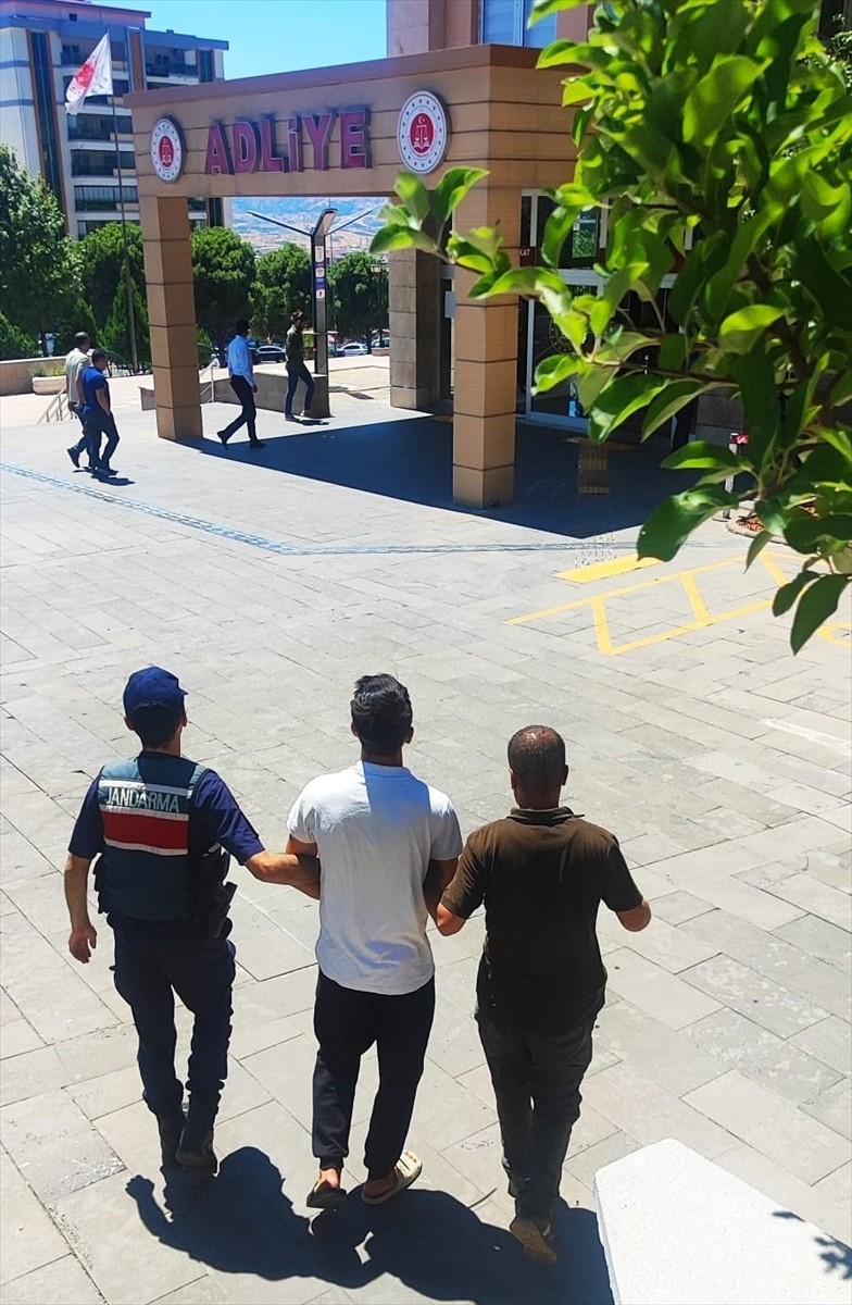 Kahramanmaraş'ın Onikişubat ilçesinde çıkan ve 80 hektarlık alanda etkili olan orman yangınıyla...