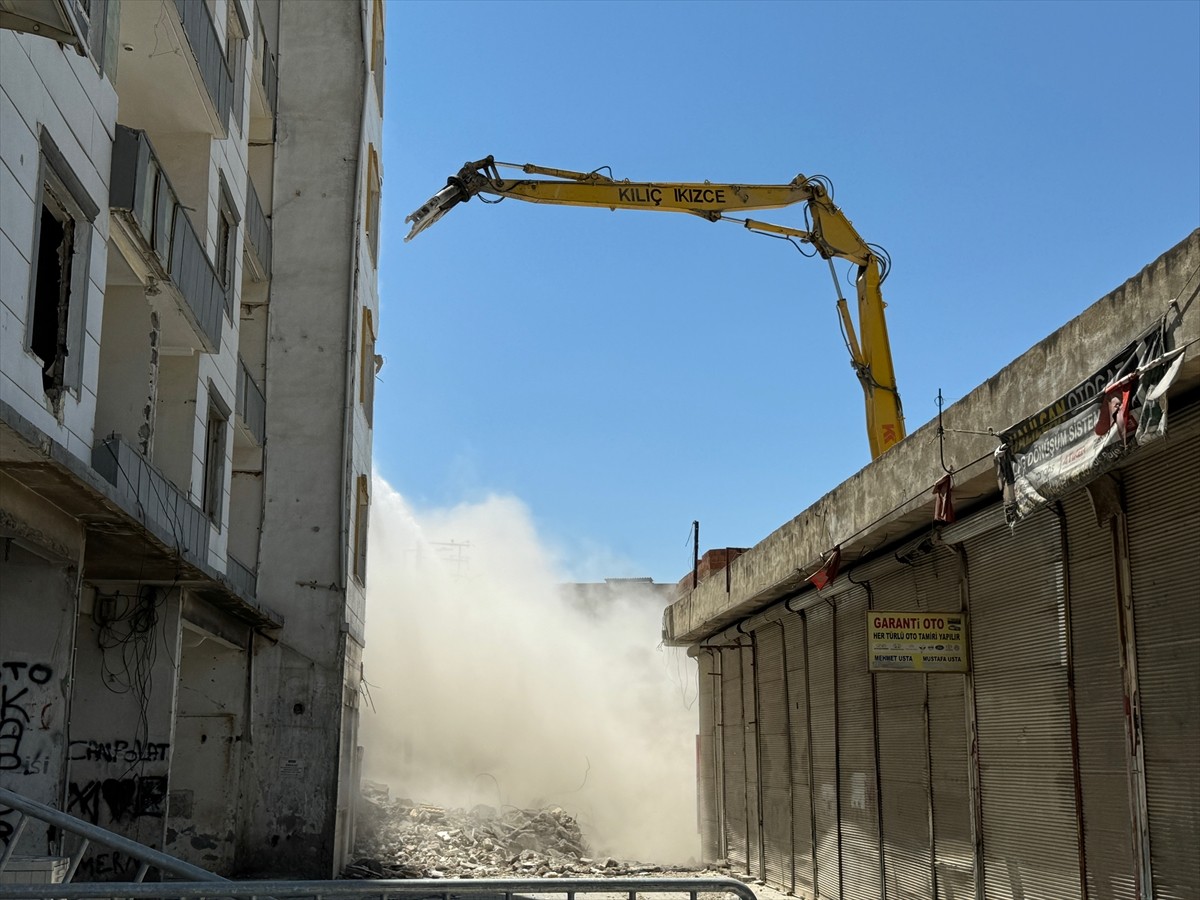 Kahramanmaraş merkezli depremlerden etkilenen Şanlıurfa'da ağır hasarlı binaların kontrollü yıkımı...