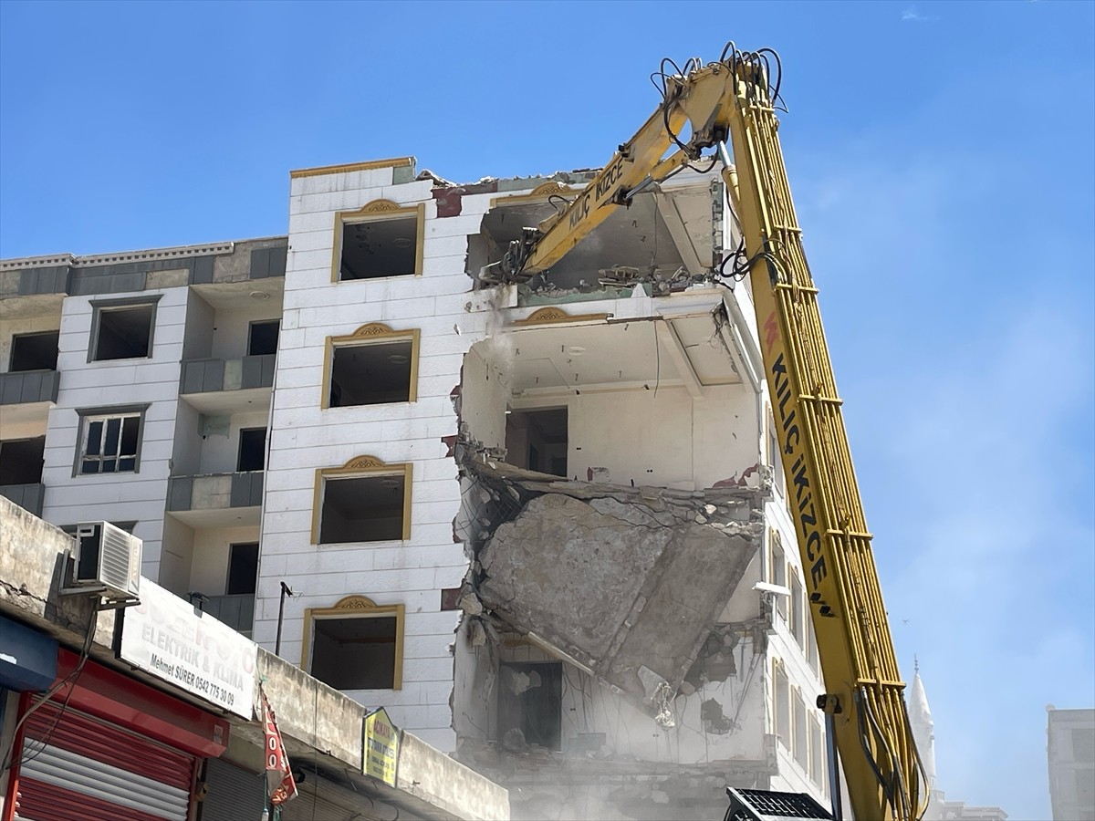 Kahramanmaraş merkezli depremlerden etkilenen Şanlıurfa'da ağır hasarlı binaların kontrollü yıkımı...