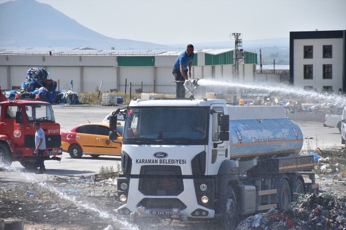 Karaman Organize Sanayi Bölgesi'ndeki bir geri dönüşüm tesisinde çıkan yangın...