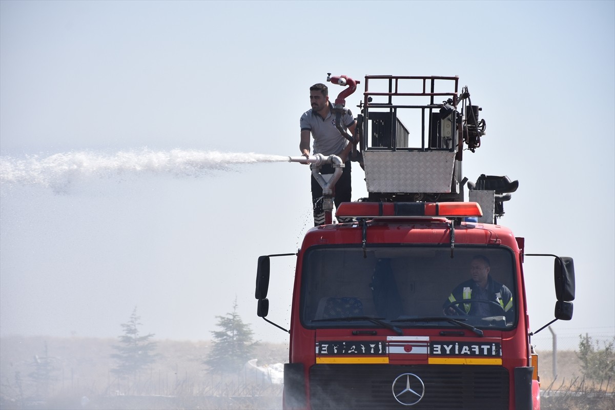 Karaman Organize Sanayi Bölgesi'ndeki bir geri dönüşüm tesisinde çıkan yangın...