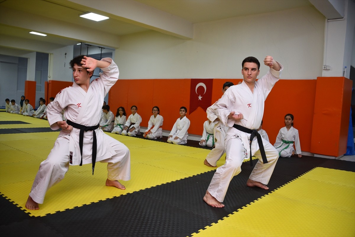 Karate Milli Takımı Antrenörü ve hakem Ahmet Güney, Şanlıurfa'daki yetenekli gençleri spora...