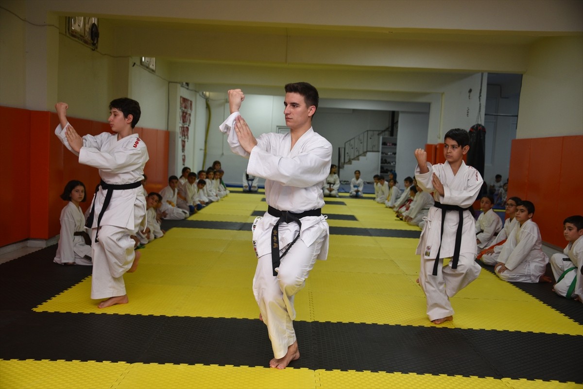 Karate Milli Takımı Antrenörü ve hakem Ahmet Güney, Şanlıurfa'daki yetenekli gençleri spora...