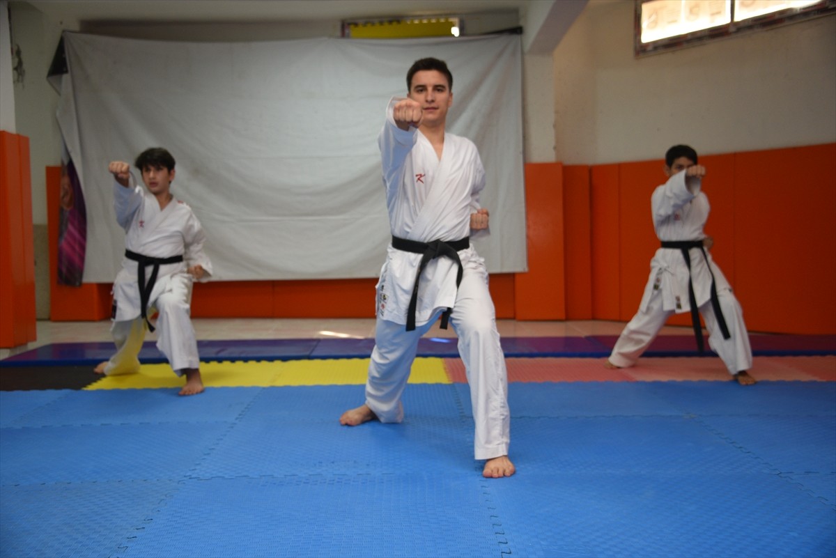 Karate Milli Takımı Antrenörü ve hakem Ahmet Güney, Şanlıurfa'daki yetenekli gençleri spora...