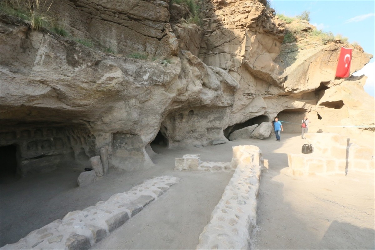 Kars'taki, UNESCO Dünya Miras Listesi'ndeki Ani Ören Yeri'nde kazı çalışmalarında rastlanan ve...