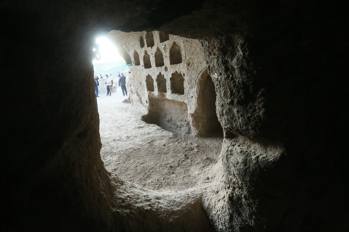 Kars'taki, UNESCO Dünya Miras Listesi'ndeki Ani Ören Yeri'nde kazı çalışmalarında rastlanan ve...