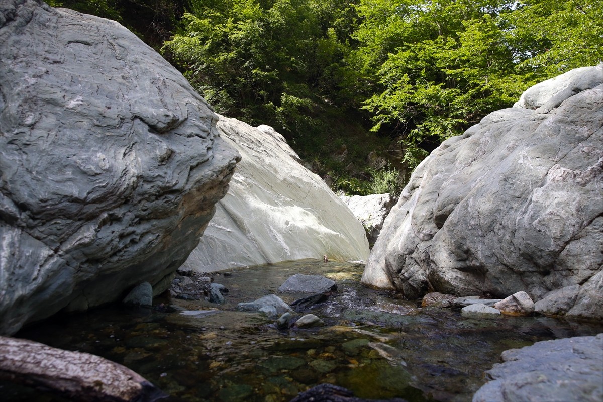 Kastamonu'nun Hanönü ilçesinde bulunan Gürleyik Şelalesi, Hanönü Belediyesinin girişimleri ile...