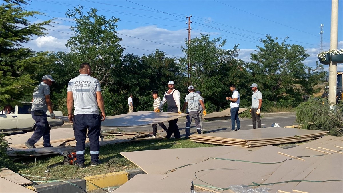 Kastamonu'nun Taşköprü ilçesinde devrilen sunta yüklü tırın sürücüsü yaralandı. Devrilen tırdaki...