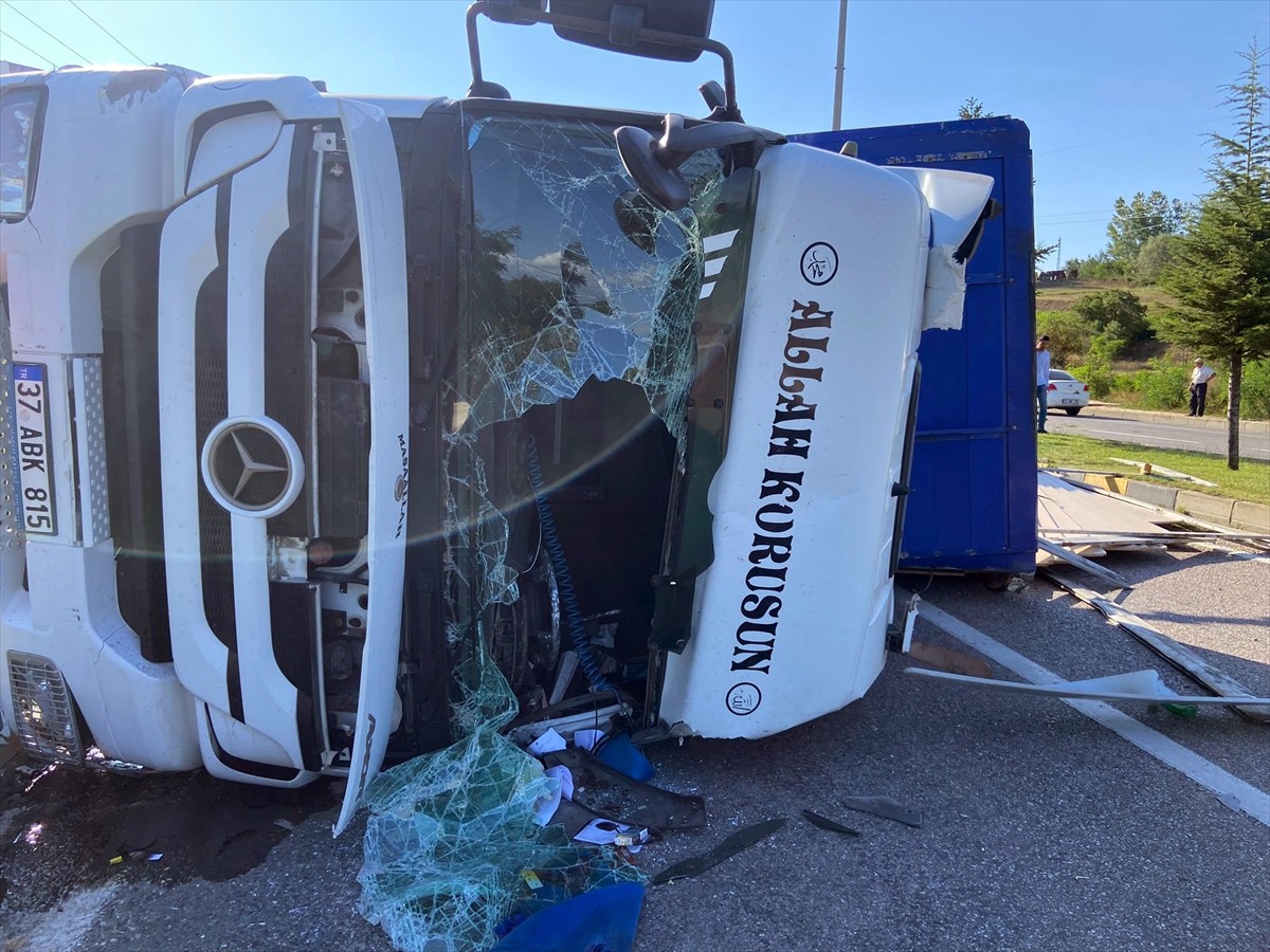 Kastamonu'nun Taşköprü ilçesinde devrilen sunta yüklü tırın sürücüsü yaralandı. Devrilen tırdaki...