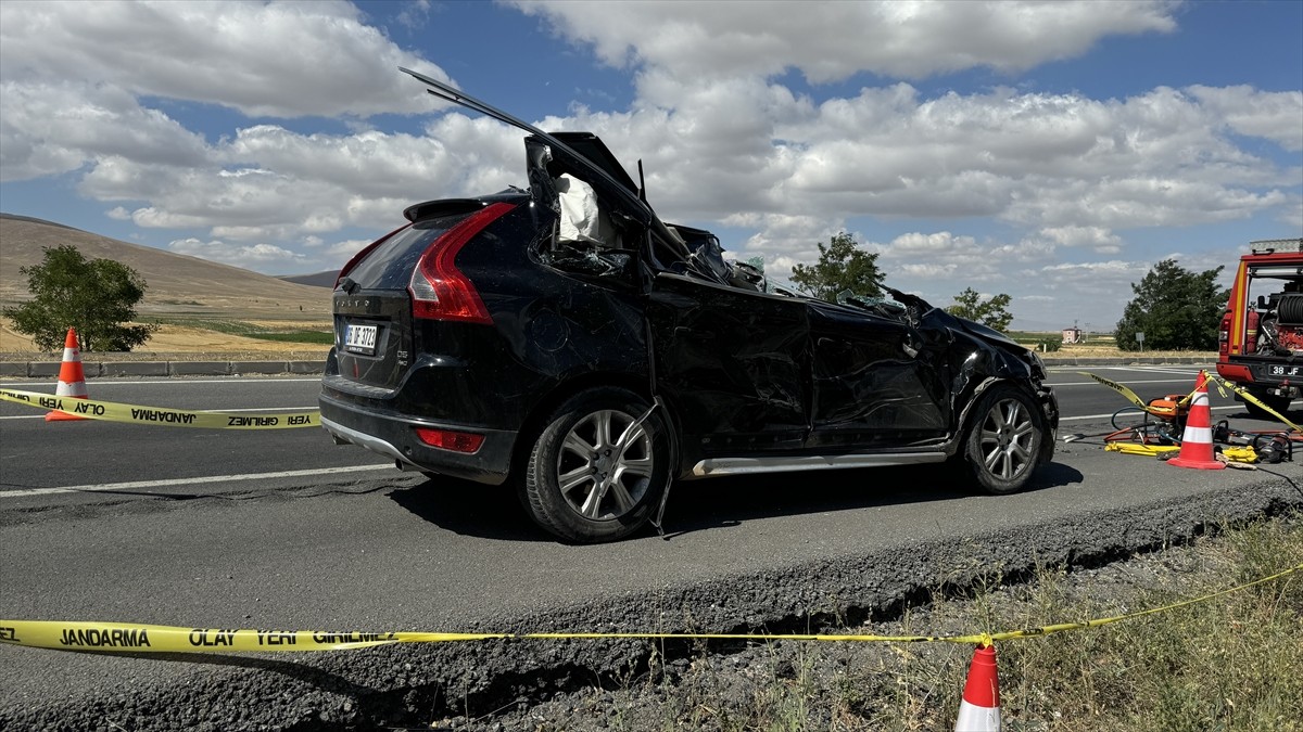 Kayseri'de otomobille kamyonun çarpışması sonucu 2 kız kardeş hayatını kaybetti, 1 kişi yaralandı....