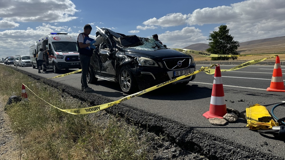 Kayseri'de otomobille kamyonun çarpışması sonucu 2 kız kardeş hayatını kaybetti, 1 kişi yaralandı....