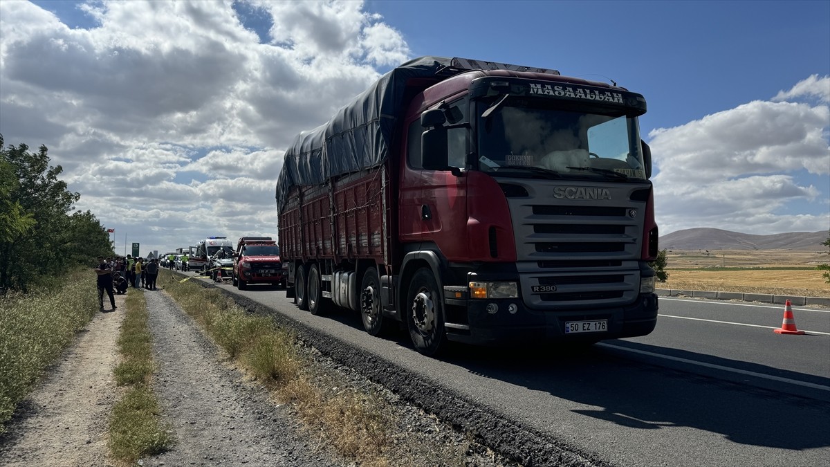 Kayseri'de otomobille kamyonun çarpışması sonucu 2 kız kardeş hayatını kaybetti, 1 kişi yaralandı....