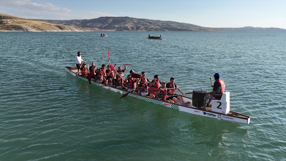 Kayseri'de Yamula Baraj Gölü'nde düzenlenen Dragon Festivali sona erdi. Kocasinan Belediyesi ve...