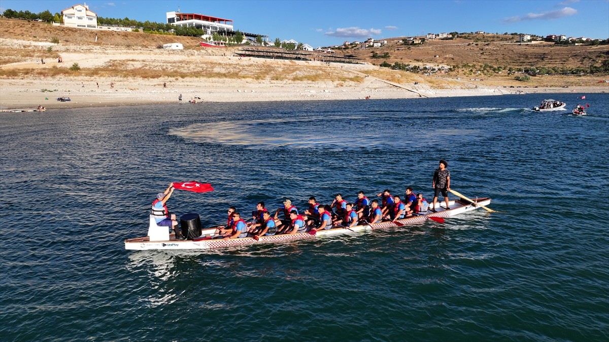 Kayseri'de Yamula Baraj Gölü'nde düzenlenen Dragon Festivali sona erdi. Kocasinan Belediyesi ve...