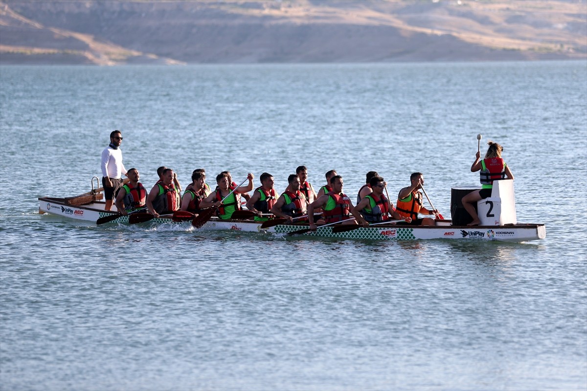 Kayseri'de Yamula Baraj Gölü'nde düzenlenen Dragon Festivali sona erdi. Yarışmada dereceye...