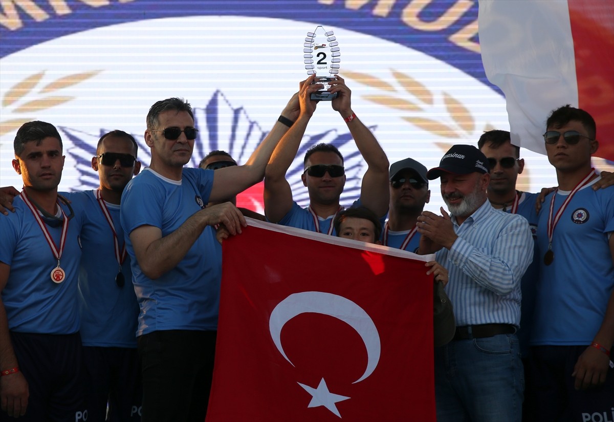 Kayseri'de Yamula Baraj Gölü'nde düzenlenen Dragon Festivali sona erdi. Yarışmada dereceye...