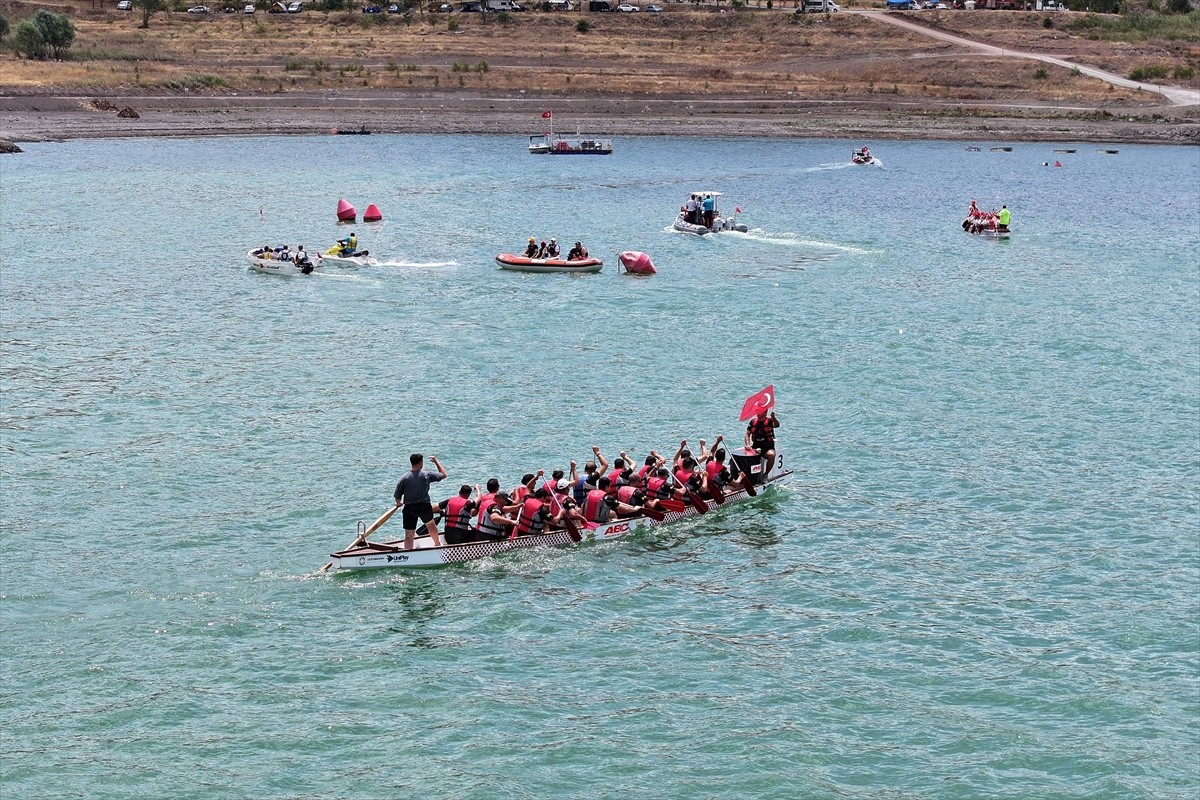Kayseri'de Yamula Barajı gölündeki Dragon Festivali seri yarışlarla başladı. Kocasinan Belediyesi...