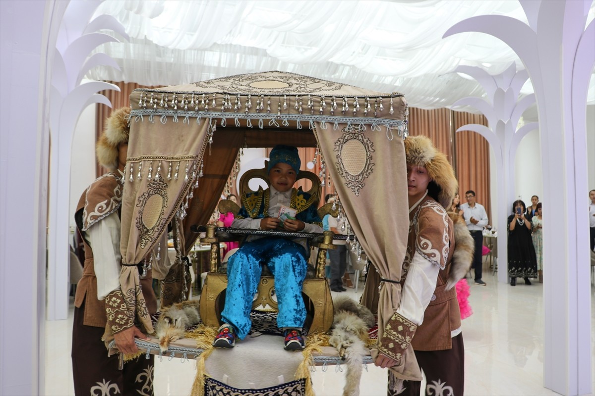 Kazakistan’da doğduktan sonra erkek çocuklarını nazardan korumak için başının arka kısmında...