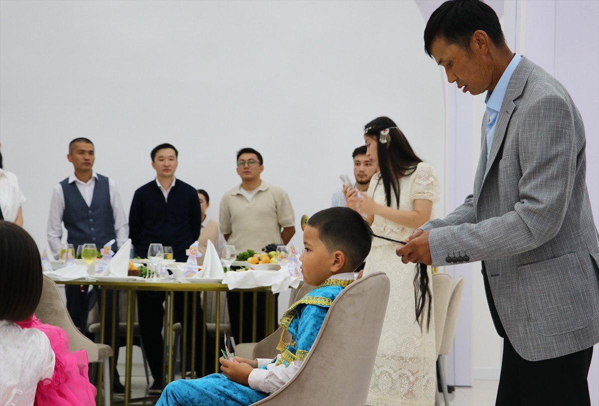 Kazakistan’da doğduktan sonra erkek çocuklarını nazardan korumak için başının arka kısmında...