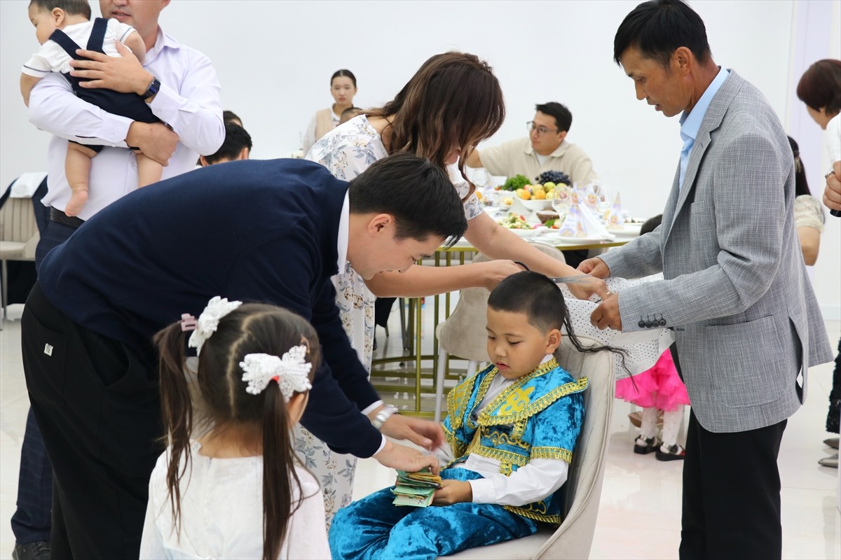 Kazakistan’da doğduktan sonra erkek çocuklarını nazardan korumak için başının arka kısmında...