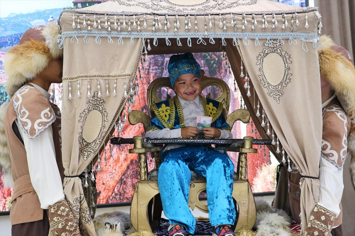 Kazakistan’da doğduktan sonra erkek çocuklarını nazardan korumak için başının arka kısmında...