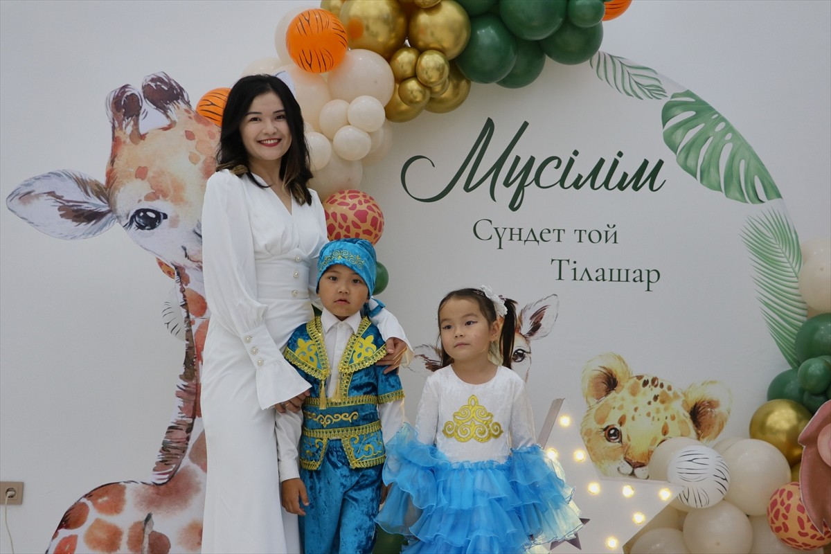 Kazakistan’da doğduktan sonra erkek çocuklarını nazardan korumak için başının arka kısmında...