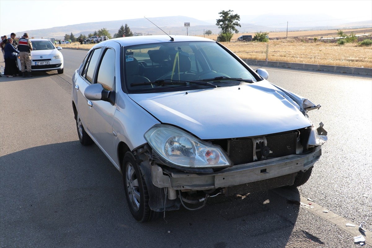 Kilis'te 2 otomobilin çarpışması sonucu 2 kişi yaralandı.