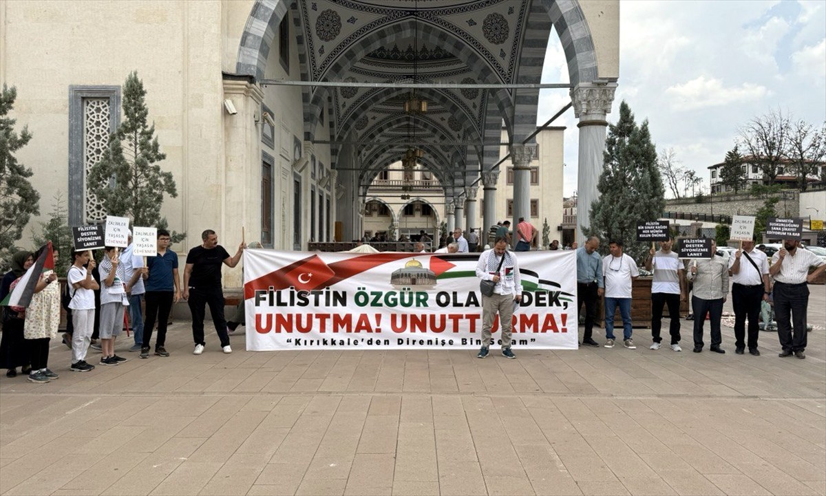 Kırıkkale Nur Cami ve Külliyesi'nde cuma namazı sonrası bir araya gelen Milli İrade Platformu...