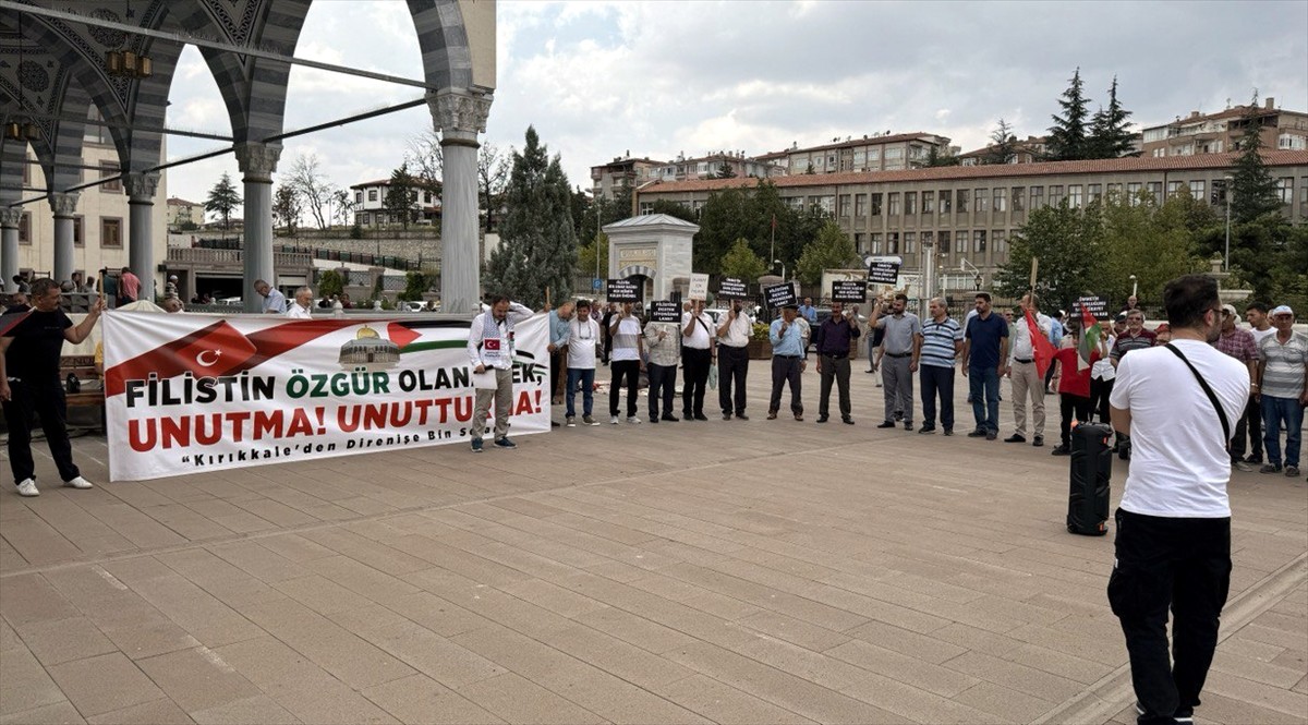 Kırıkkale Nur Cami ve Külliyesi'nde cuma namazı sonrası bir araya gelen Milli İrade Platformu...