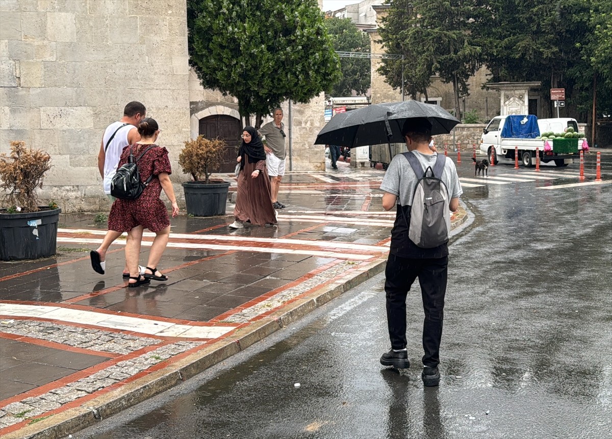 Kırklareli'nde aniden başlayan sağanaktan bazı vatandaşlar şemsiyelerle korunmaya çalıştı.